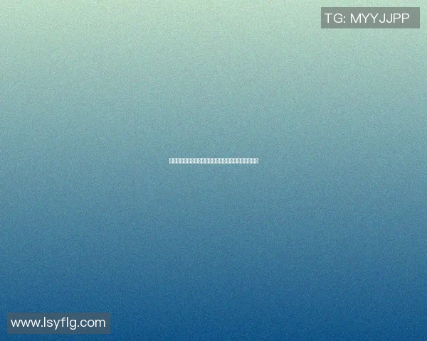 足球明星化身老人街头踢球展现活力与幽默引发路人围观