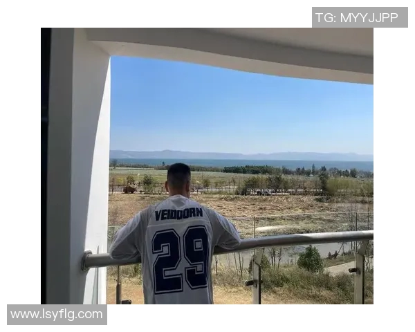 冬季时尚指南足球明星的日常穿搭风格与潮流解析